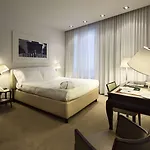Ξενοδοχείο Cusani 4*